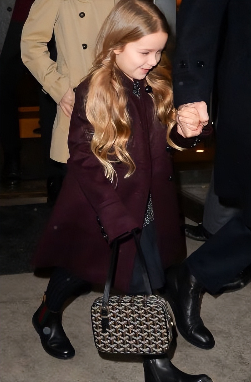 贝小七打哈欠,贝小七吐舌头视频