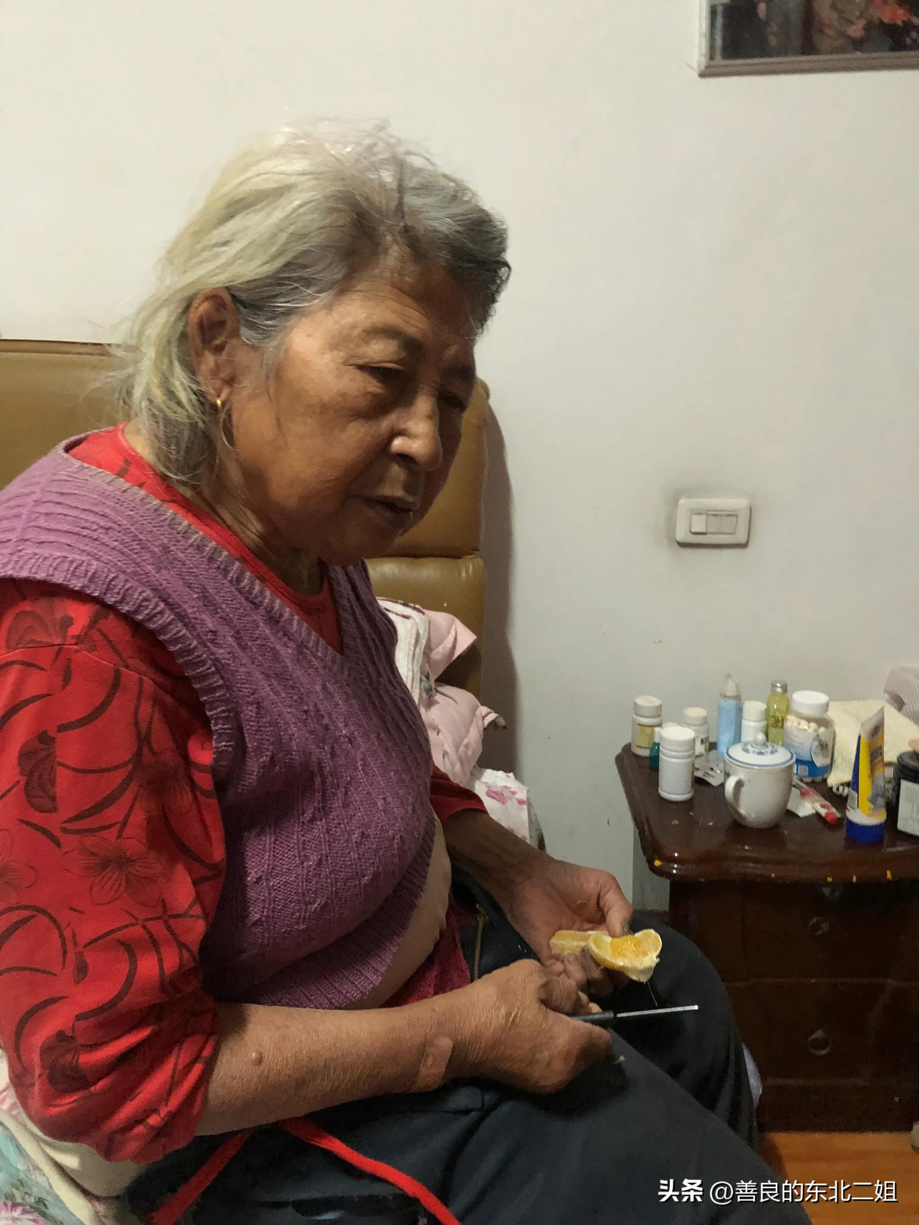 85岁的母亲选择独居，她有四份工作要做