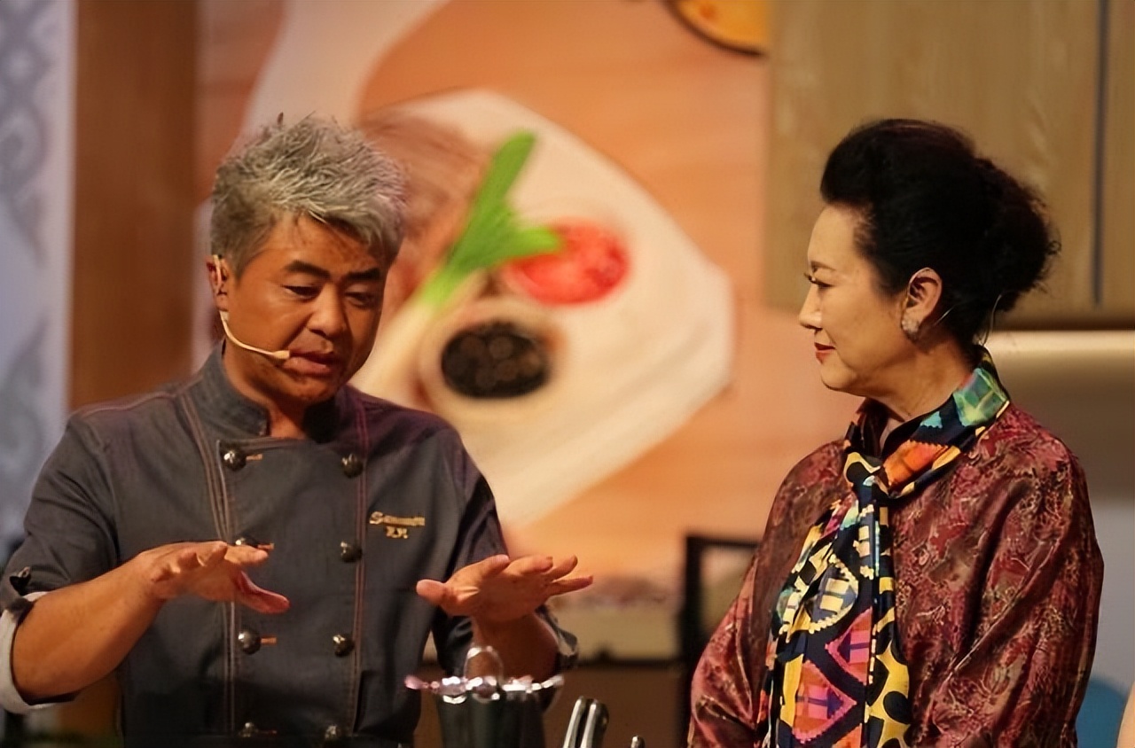 王丽云年轻时穿军装最漂亮的照片,65岁王丽云穿贵妇装