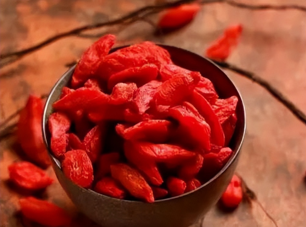 男人喝枸杞水能降血糖吗,长期用枸杞泡水喝是养肾还是伤肾