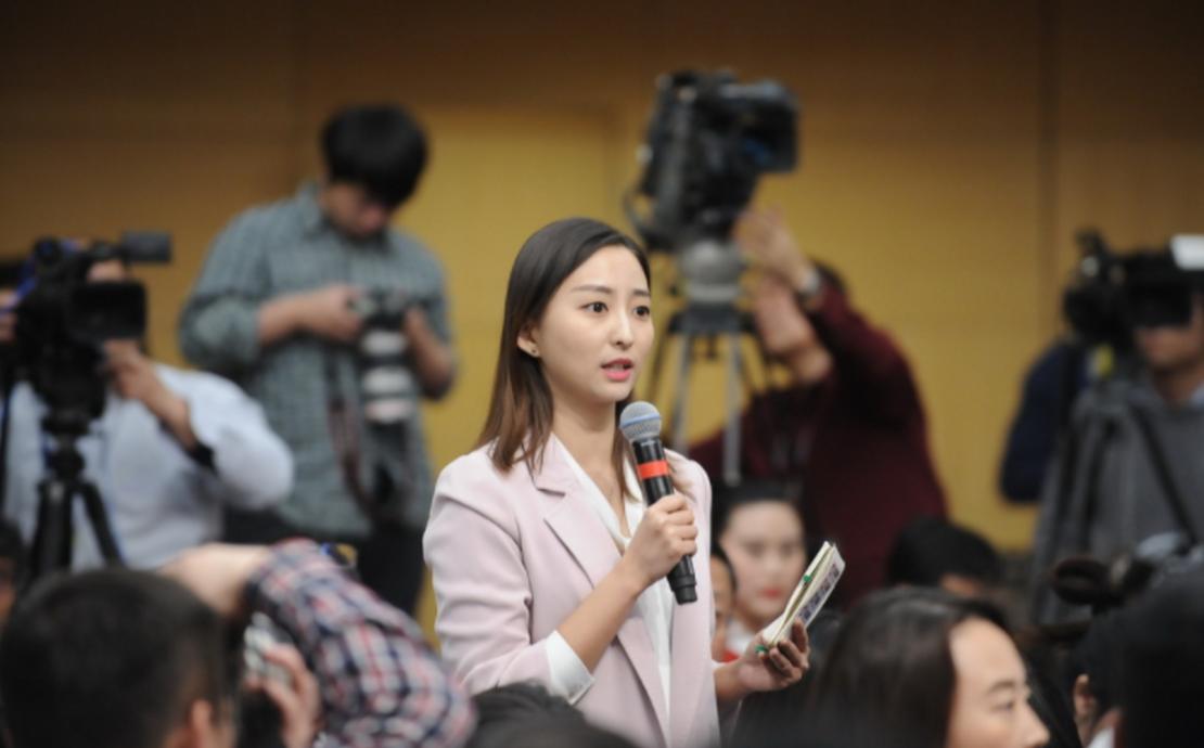 世界杯女记者被亲吻,世界杯采访名场面女记者