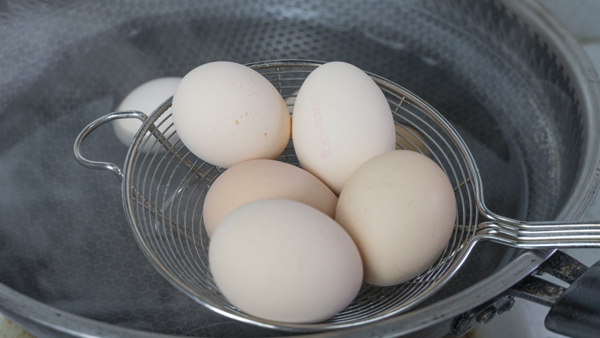 买鸡蛋是挑大的好还是小的好,买鸡蛋时买几个才不会尴尬