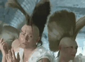 “老婆出差在宾馆给我发照片，桌子上那个是胶水吗？”哈哈哈哈