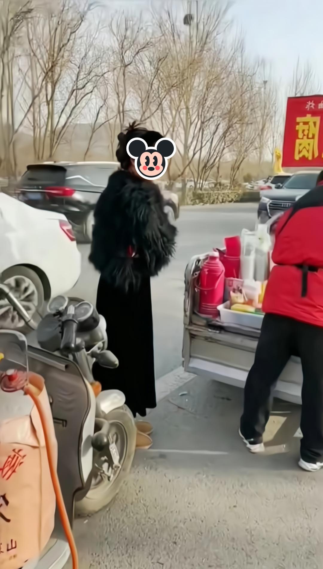 男子与相亲对象约会吃1000多，买手机和衣服8000，颜值差被其拒绝