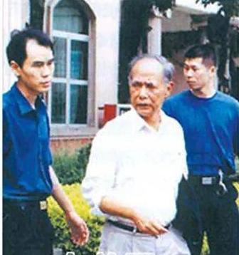 “好色青天”麦崇楷：走公款报销嫖资，在办公室与多名女律师幽会