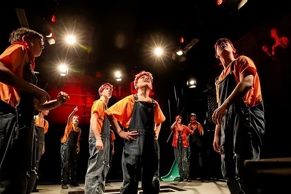 和伊顿公学齐名的学校,和哈罗并列的学校