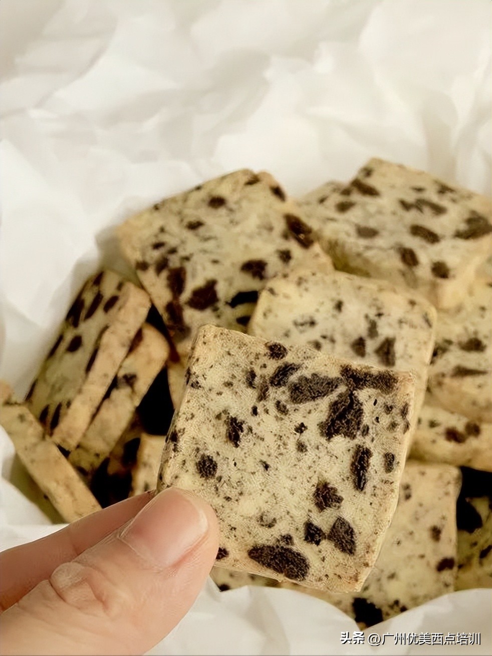 为什么饼干包装完好还会受潮,受潮的威化饼干怎么恢复变干变脆