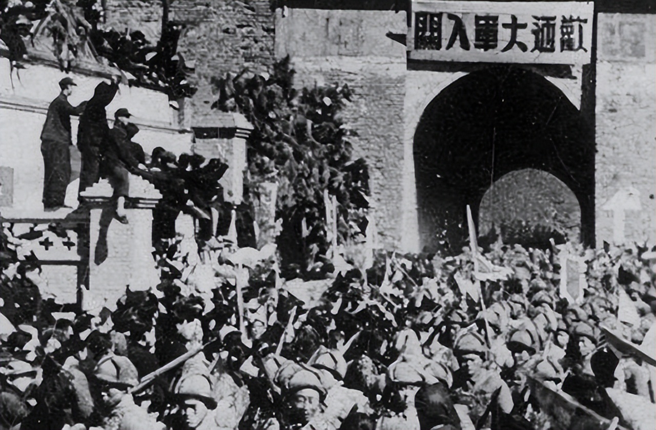 1949年，杨虎城死后3个月发现遗体，长子杨拯民扶柩，安葬在西安
