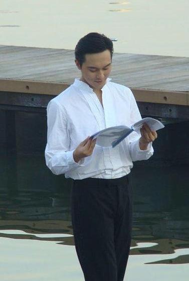 白t恤多种穿搭法男,男人一件t恤30种搭配怎么穿都时髦