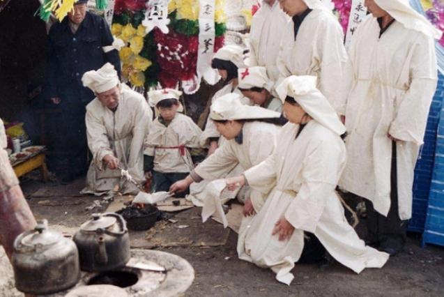 人去世后为什么盖白布,为什么人去世后脸上要盖白布