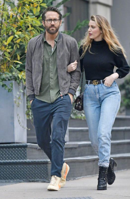 死侍旁边的女人,死侍和老婆照片