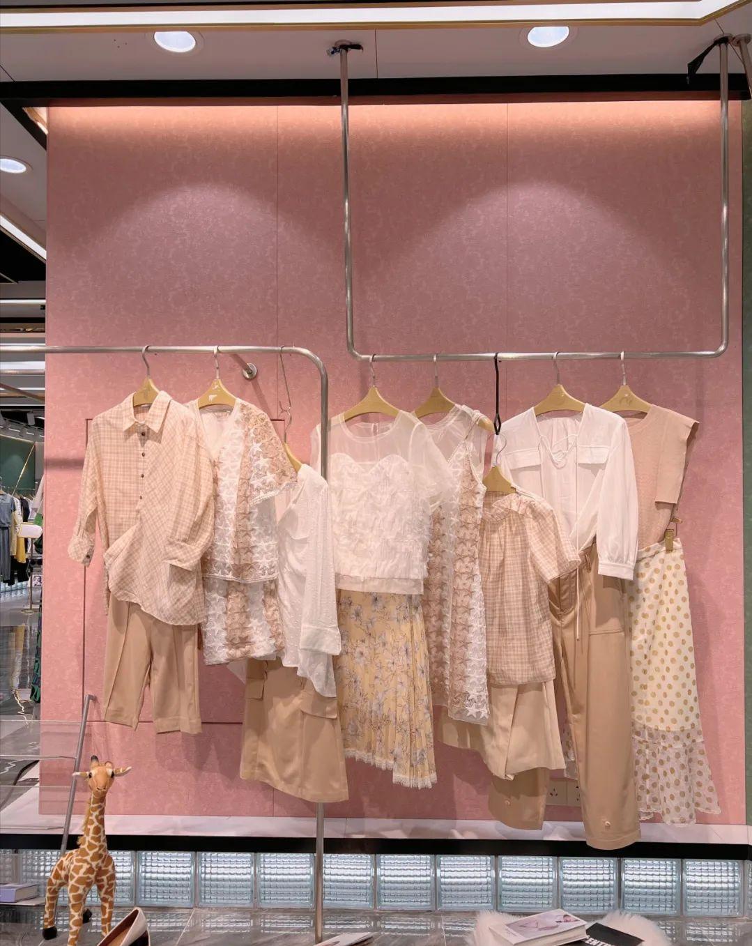 AITU.艾托澳夏季品牌折扣女装桑蚕丝连衣裙上衣裤裙穿搭