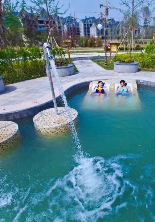 享受自然温泉的美好时光,泡温泉赏美景来一场夏日舒心之旅