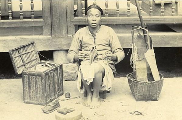 街头出现会写诗的“狗熊”，真相泯灭人性：此非熊而是人