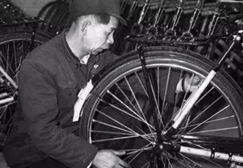 50年代凤凰老式双缸自行车多少钱,八十年代凤凰自行车现值多少钱