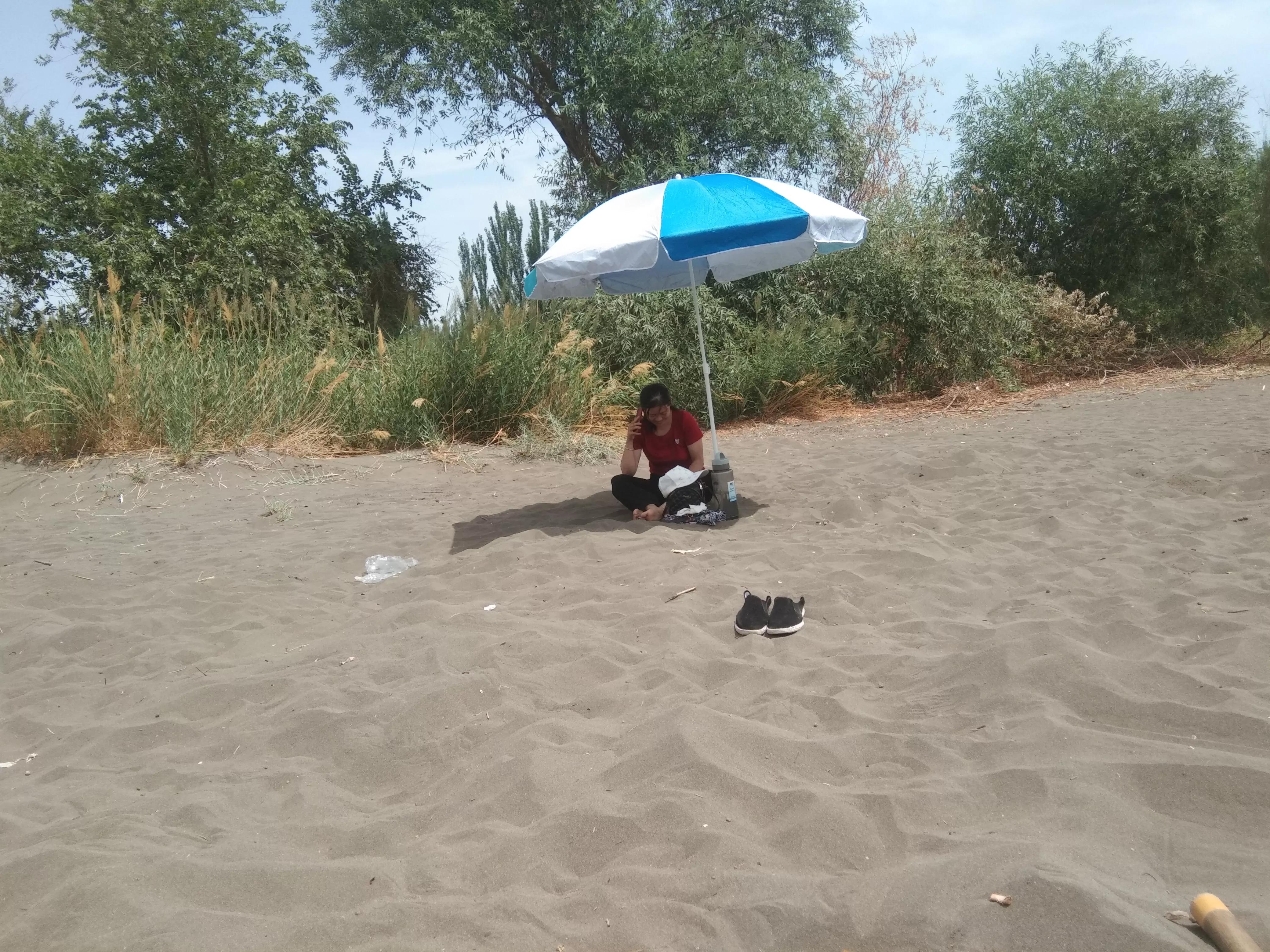 吐鲁番高温埋沙记——来了一位脸蛋红扑扑的甘肃美女