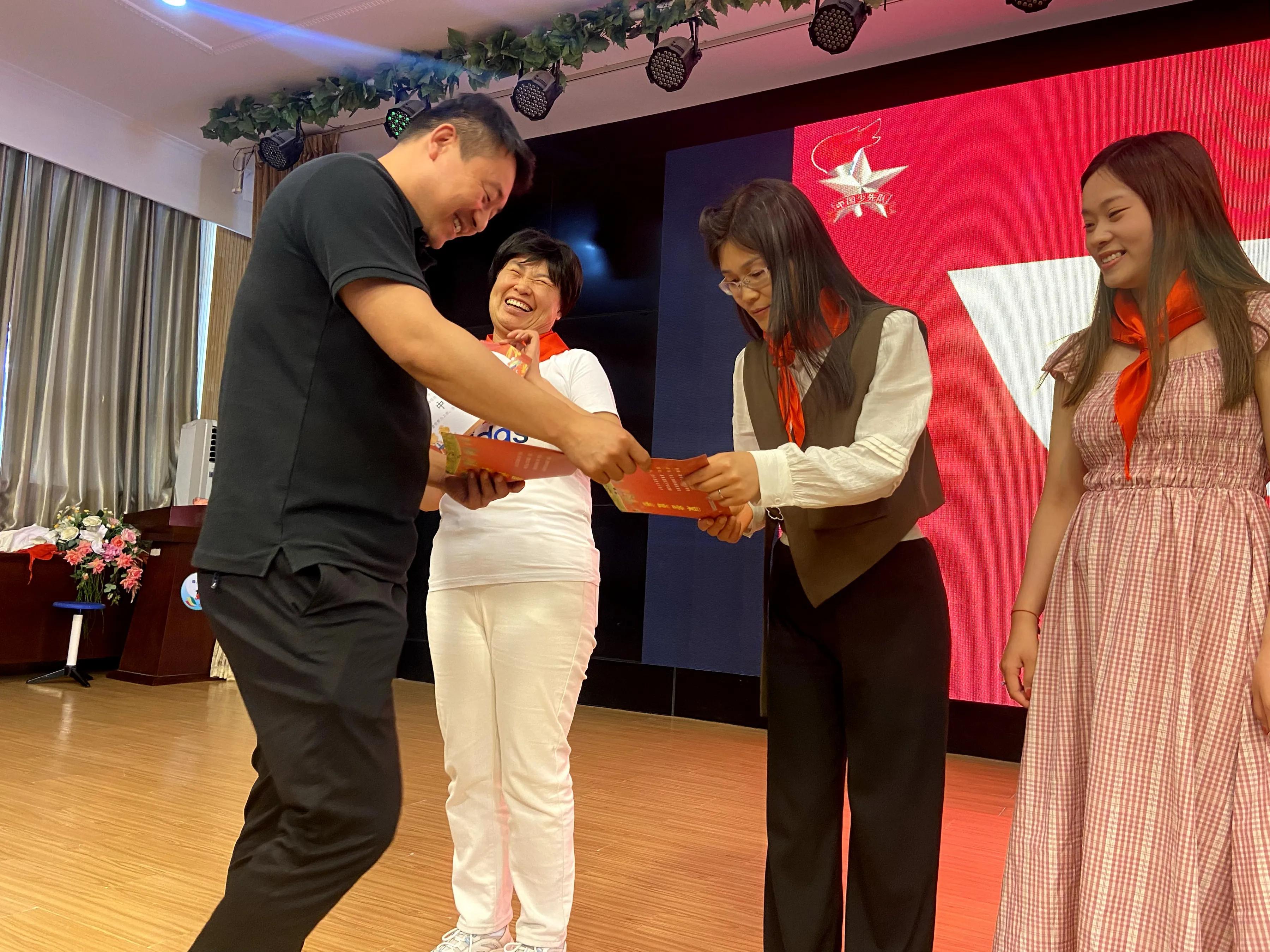 魏风路小学新队员入队仪式,红领巾心向党一年级入队仪式简报