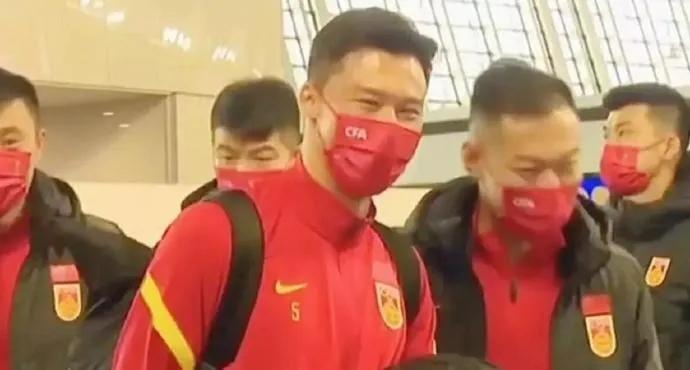 中国男足吴曦阿曼躲球,吴曦躲球帝是什么梗