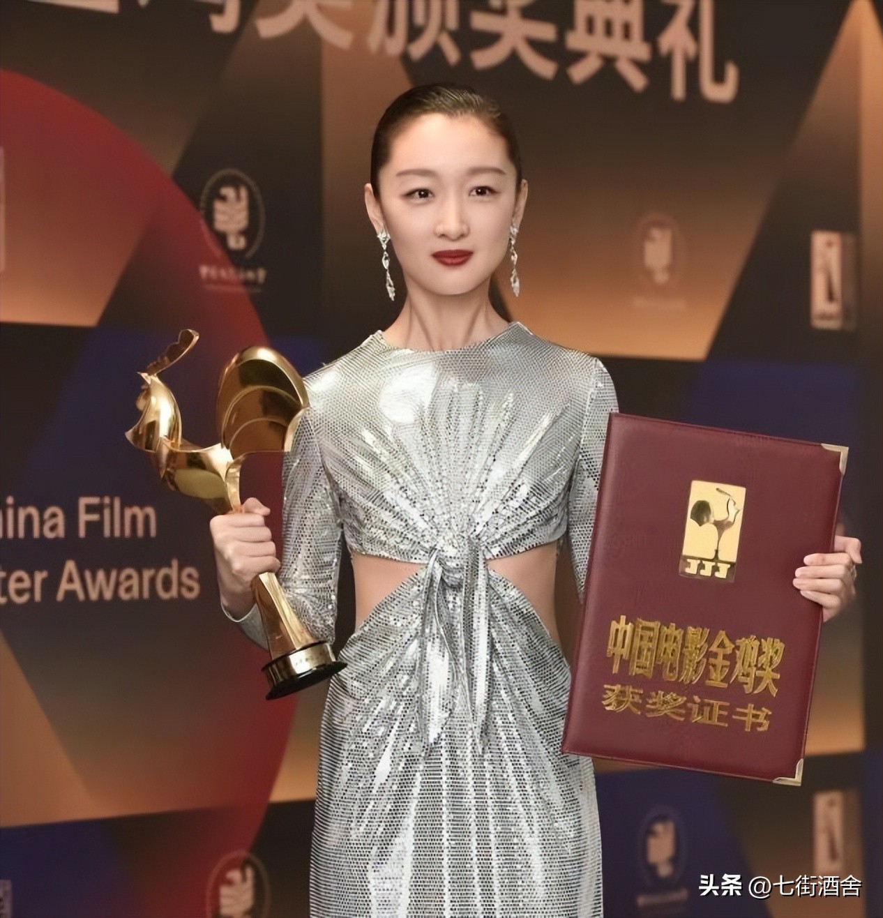 周冬雨为什么是三金影后,周冬雨三金影后其江湖地位