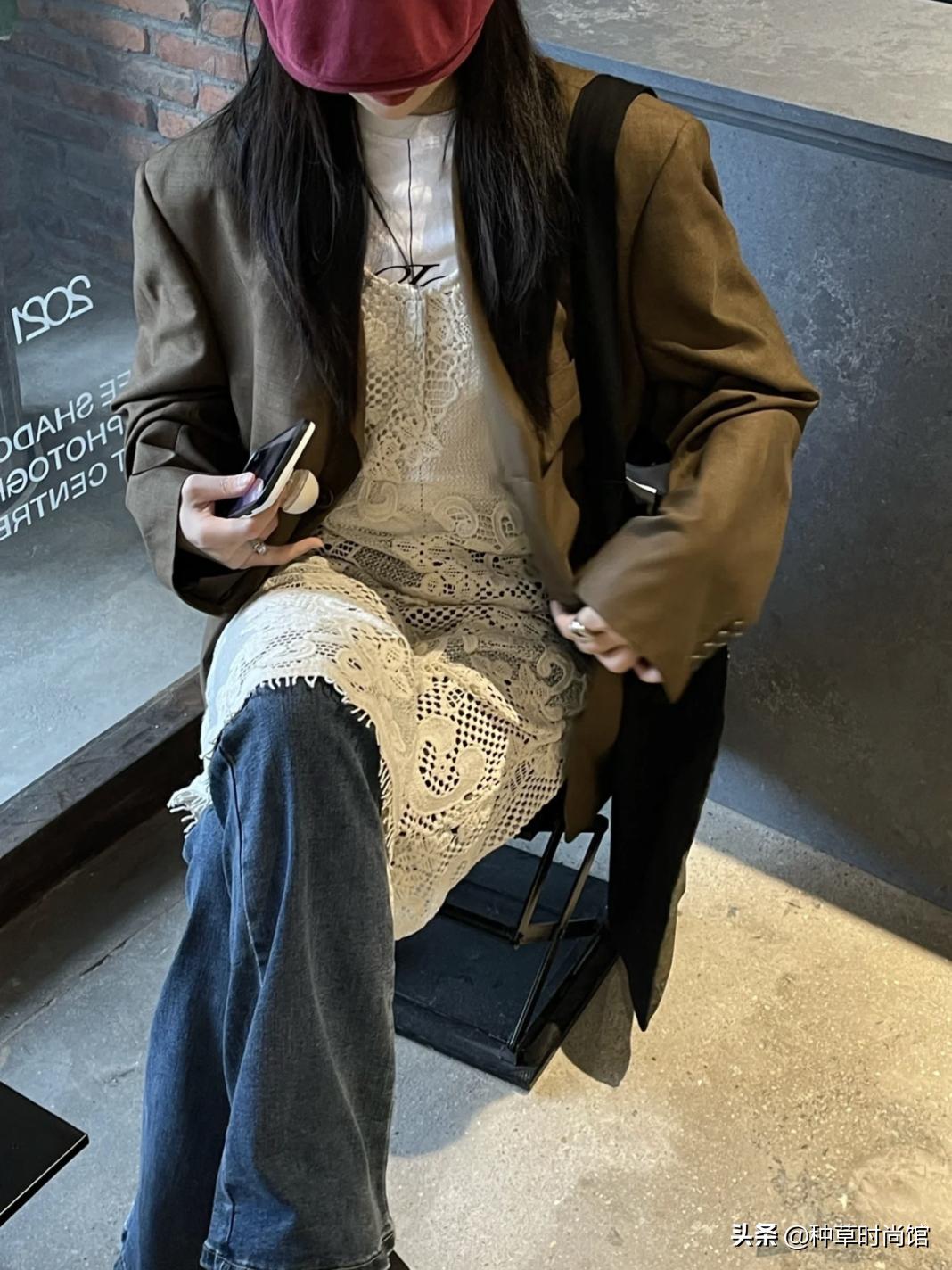 今年流行穿什么裤子和裙子,今年流行裙子配什么裤子