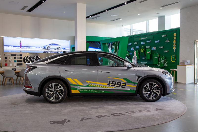 【实拍极狐阿尔法S国安版：经典黄绿配色，个性化定制销售】