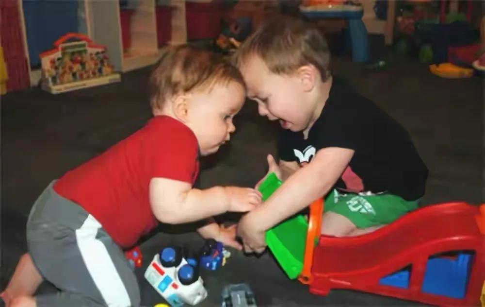 当孩子玩具被抢时家长应该怎么做,孩子玩具被抢妈妈应该帮抢过来吗