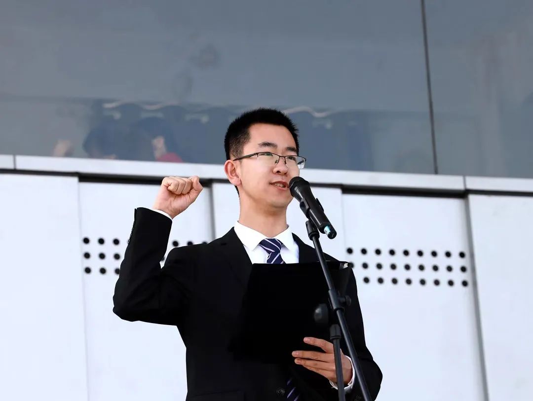 闪闪发光的勋章,闪闪发光的荣誉证书