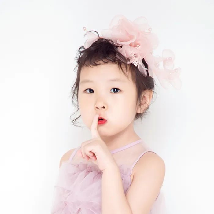 李奇妙5岁出道歌坛，首支单曲《奇妙的四季》可爱至极