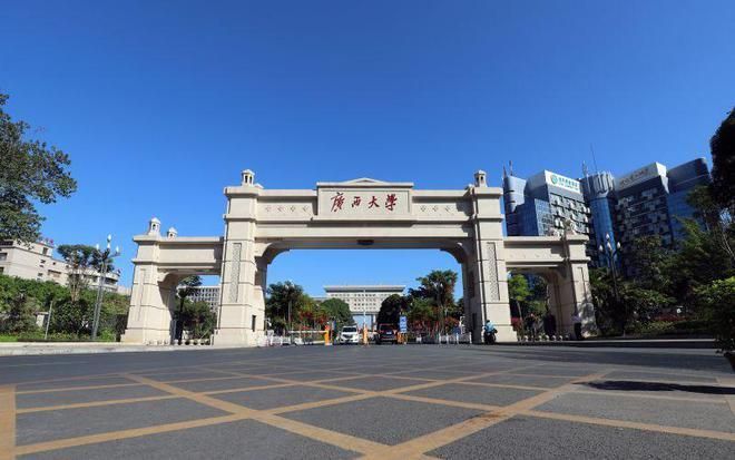 1952年，毛主席受邀为广西大学题写校名，刚劲有瘦金体韵味