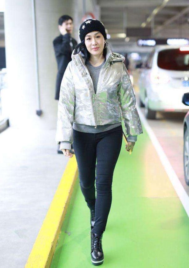 钟丽缇穿橘色运动装,钟丽缇身穿一身豹纹运动装