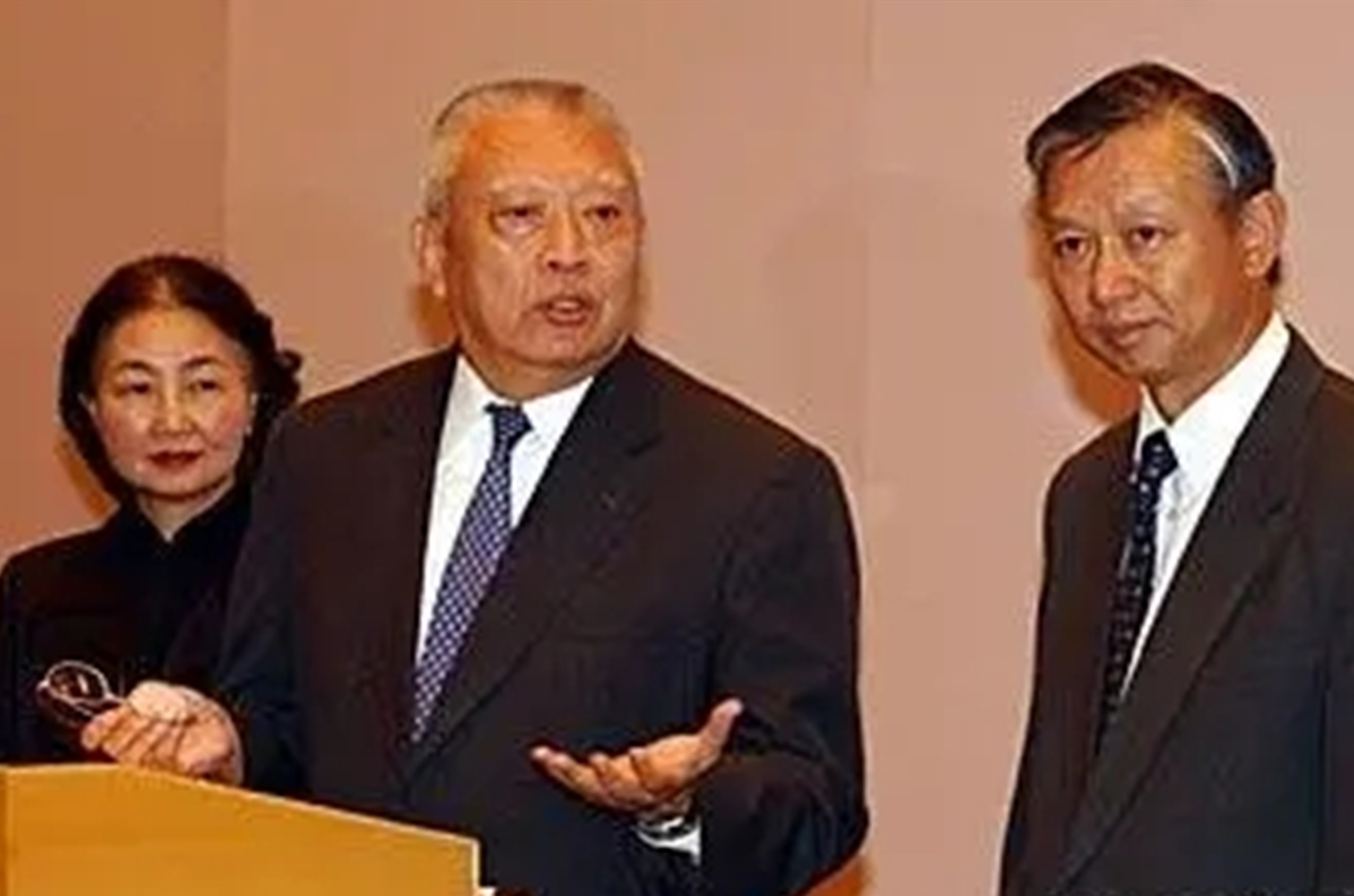 香港“财神爷”梁锦松：为香港狂赚3万亿，花100亿为妻子买医院