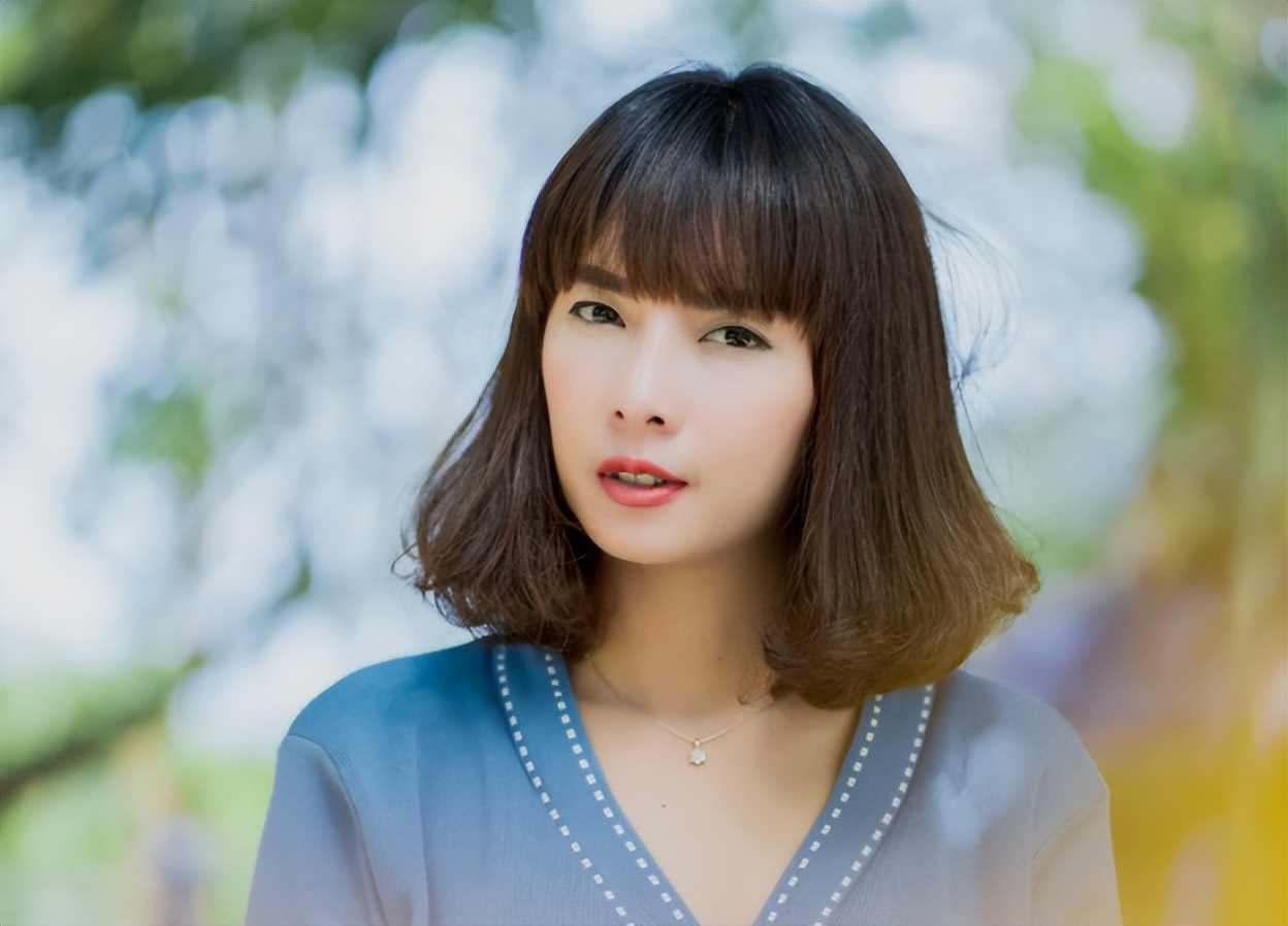 57岁妇女长外阴白斑是咋回事,女士外阴长白斑