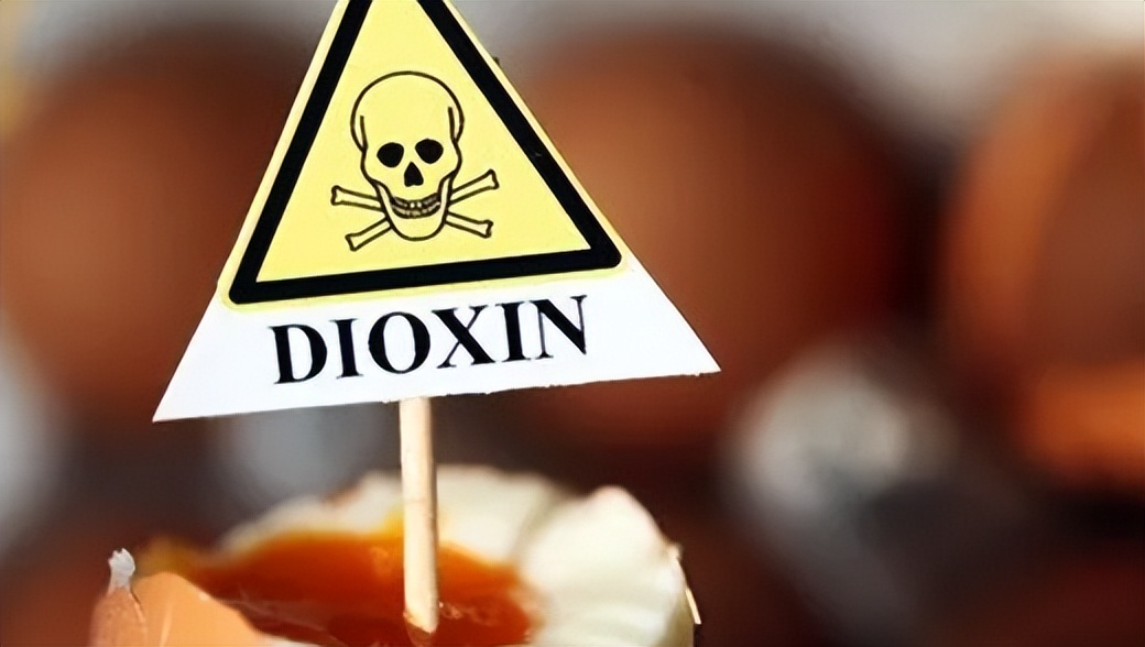 河南一户人家买了一块塑料布，让室内外温差达到23℃，什么原理？