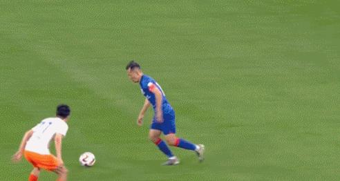 国足队长高难度射门,男足队长带球破门