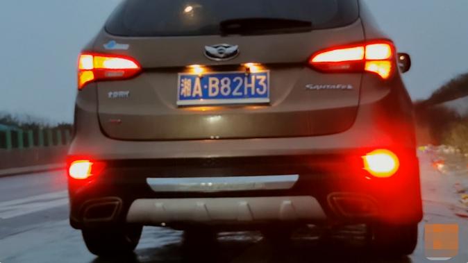 为什么有的车倒车灯只有一个,倒车灯有必要换吗