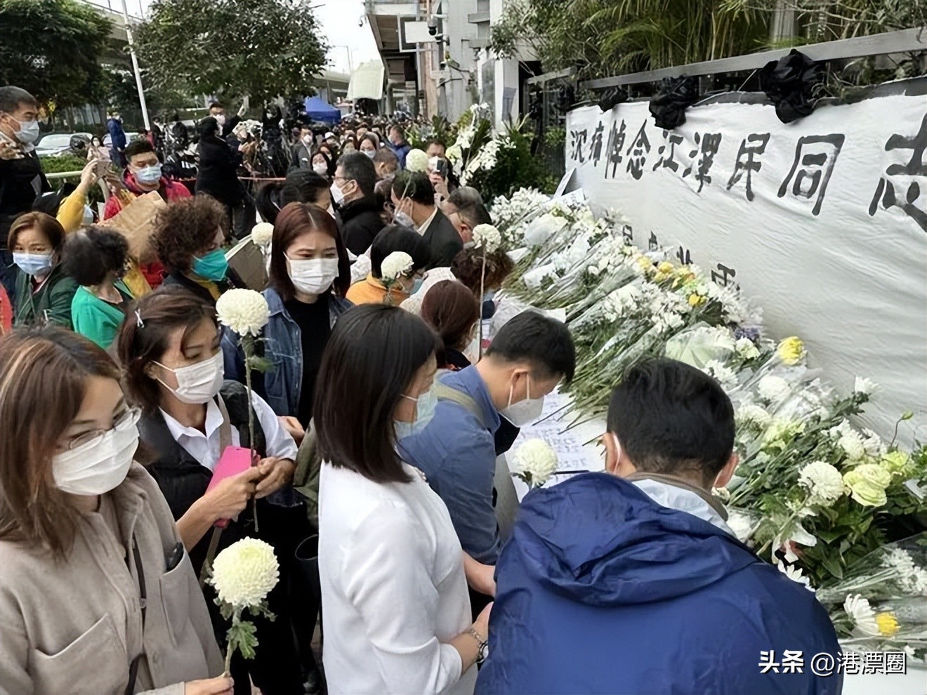 近万香港人排队悼念江爷爷！这一幕感动全国