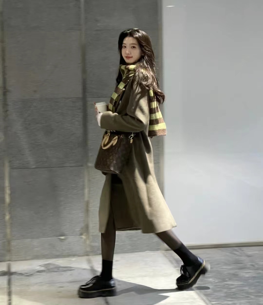 白色大衣里面搭配什么颜色显高级,17-20岁女气质大衣