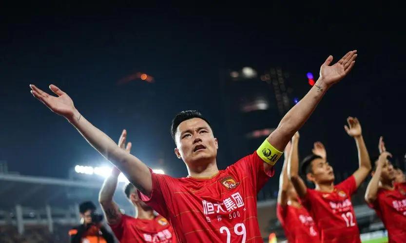 广州恒大60万年薪,恒大足球年薪最高的球员