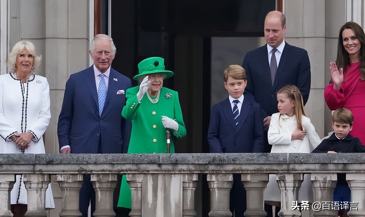 路易又抢女王风头！出席活动时要查尔斯抱，吻妈妈，站凳上吃零食