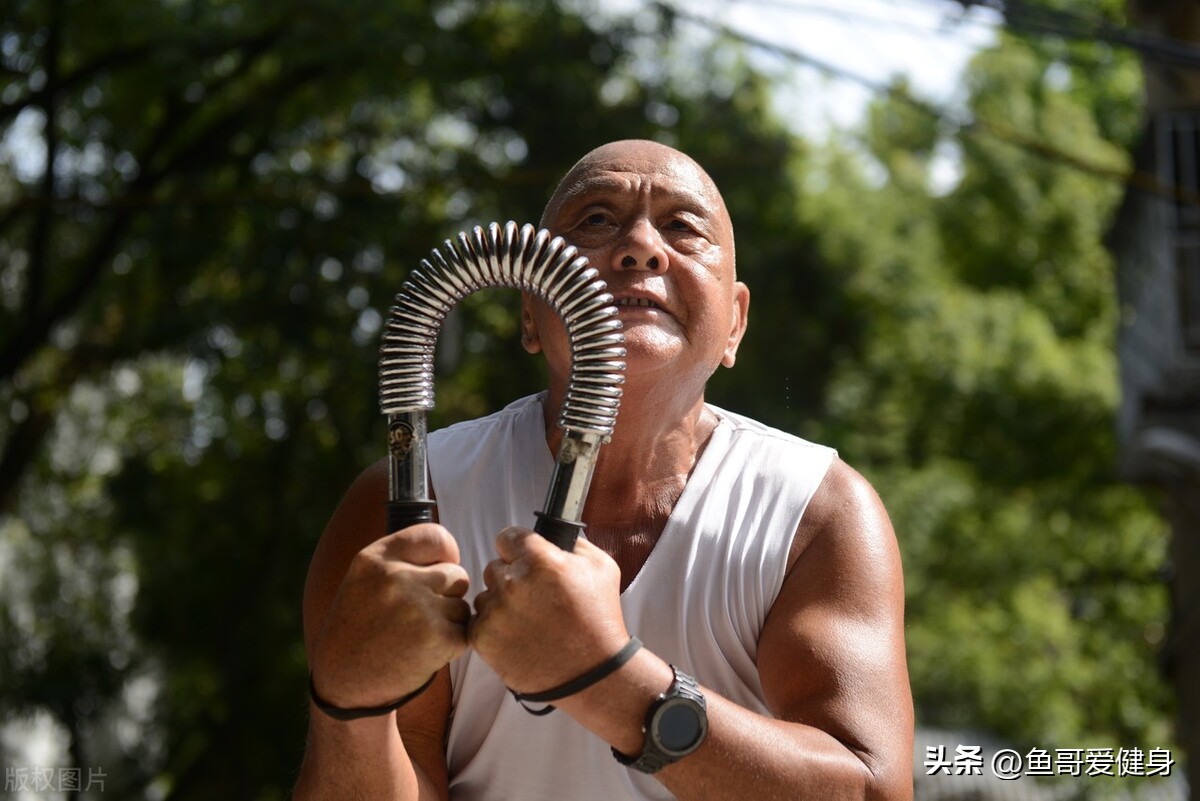 臂力器锻炼哪些肌肉视频教程,液压臂力器的正确使用方式