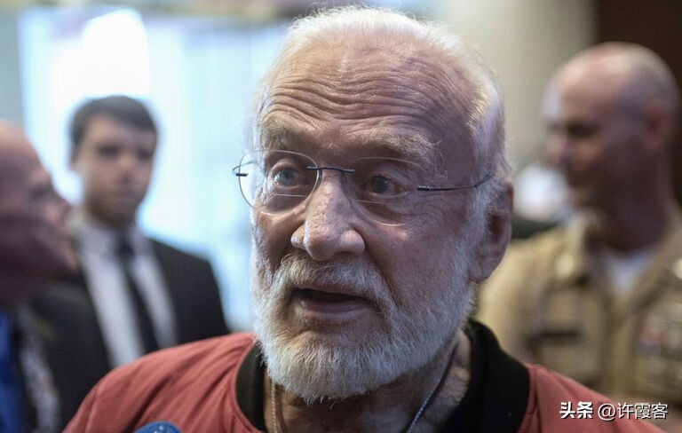 九死一生的阿波罗登月计划，实验中死亡三人，阿姆斯特朗差点牺牲