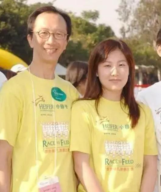 梁锦松一年收入多少亿,梁锦松为香港狂赚3万亿