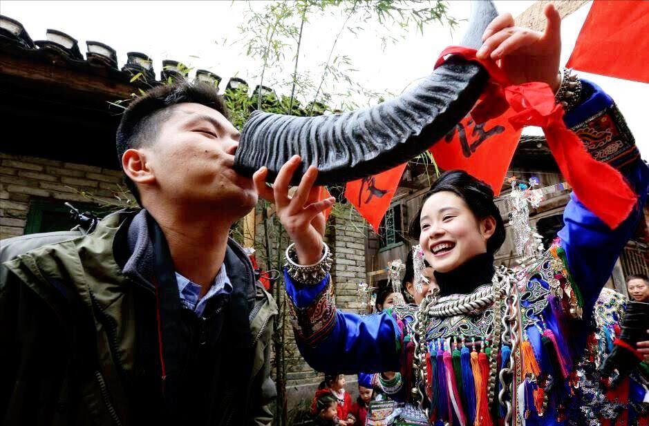 贵州千户苗寨高山流水敬酒方式,贵州的高山流水敬酒视频