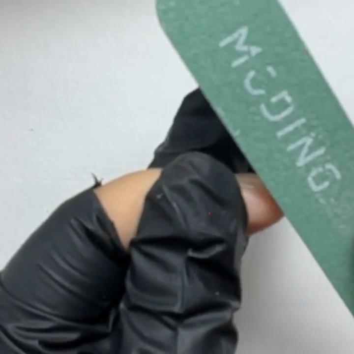 t型甲怎么修成尖甲,美甲教程今天教你经典格纹甲