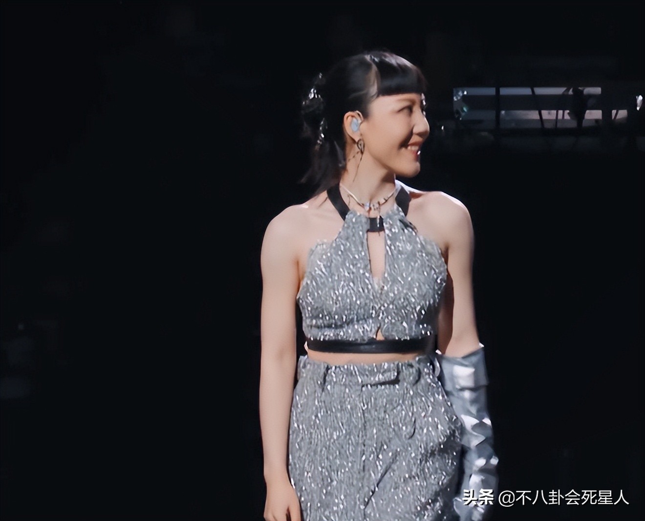 ​黑丝、高开叉、辣妹短裙，《浪姐3》舞台首秀，30个女明星杀疯了