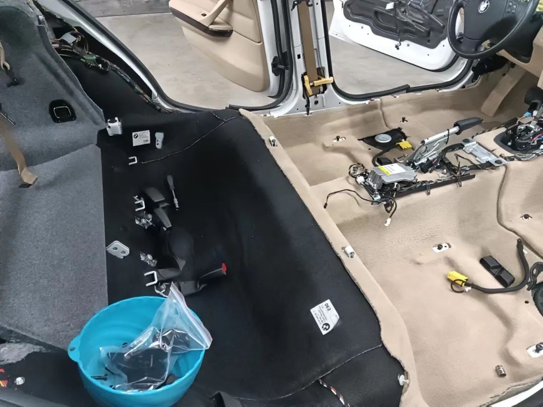 破烂不堪的废旧车变成新车的视频,宝马e90325i