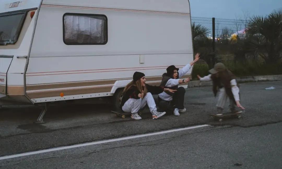 坐车闻汽油味晕车怎么办,闻着车里的味道晕车可以学开车吗