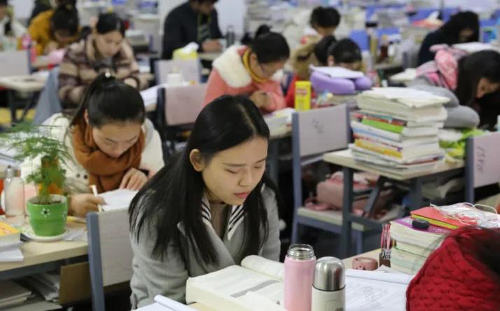 老师为方便体育生充当教学工具,老师让体育生充当教学工具