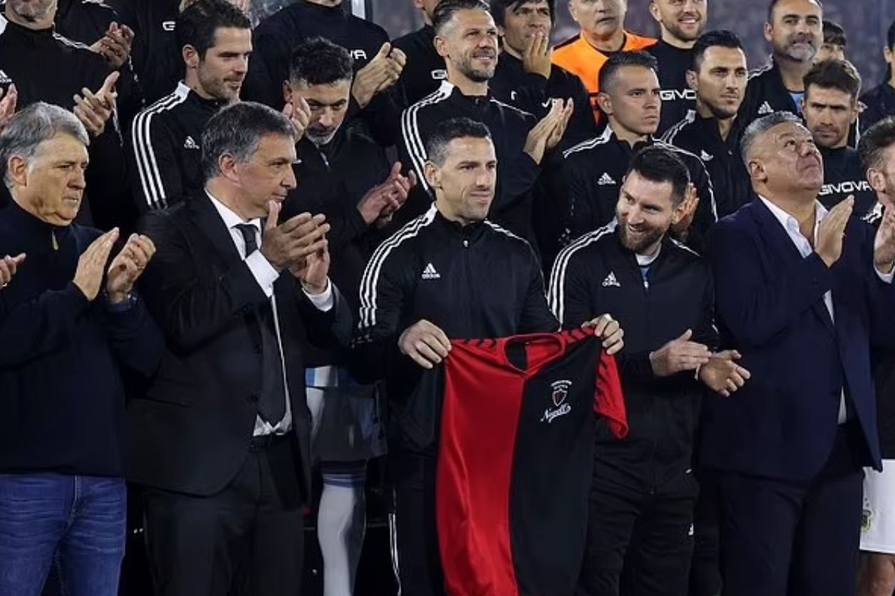 梅西生日夜帽子戏法,梅西首秀任意球破门