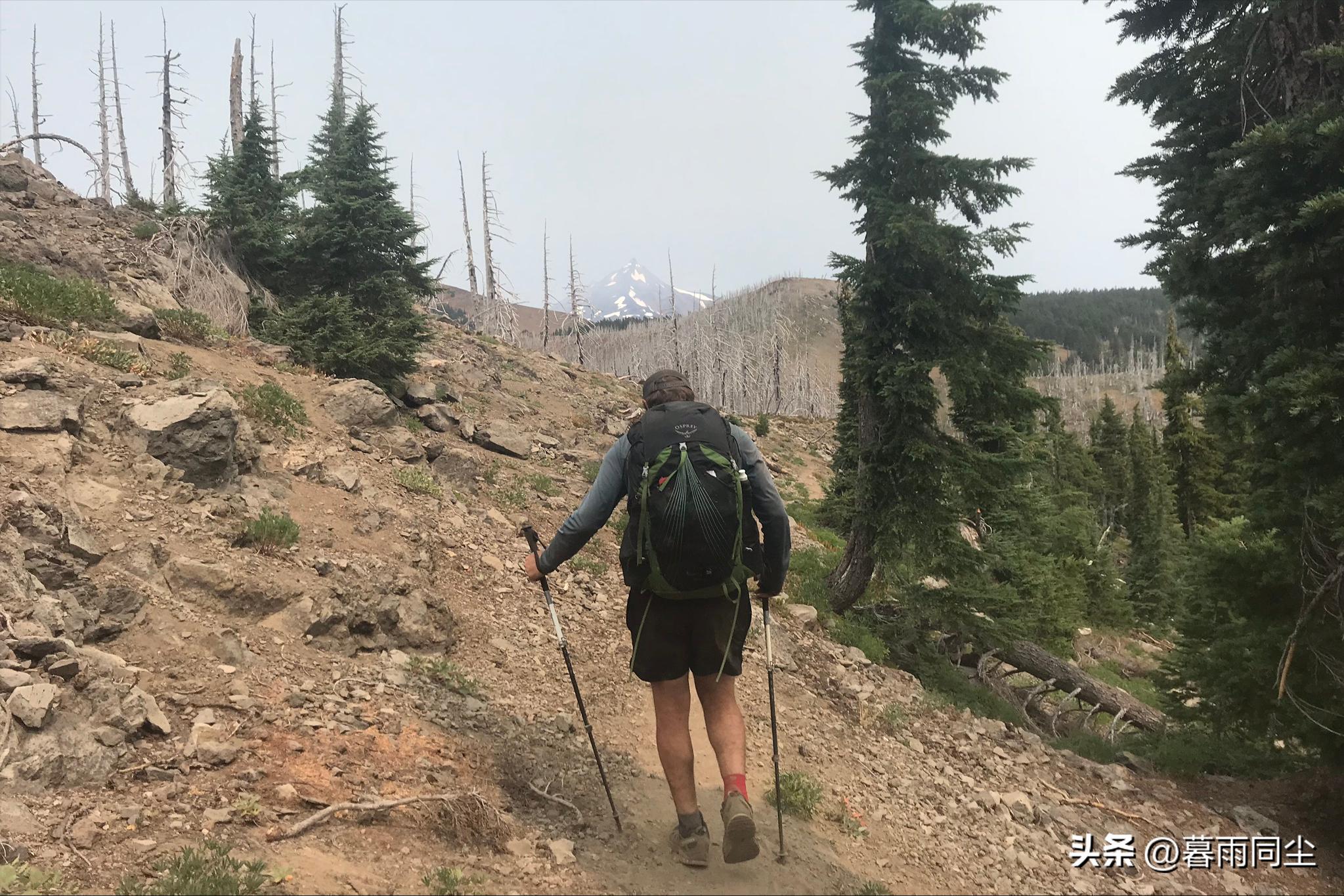 登山徒步正确的行走姿态,徒步登山技巧视频教程